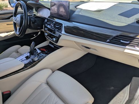 Used 2021 BMW 530i w/ Convenience Package RWD image 12