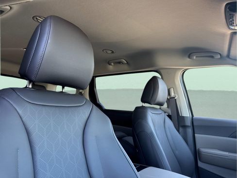 New 2026 Kia Carnival LXS image 18