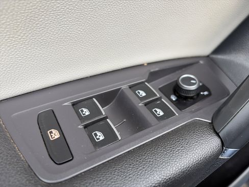 Used 2018 Volkswagen Tiguan SE w/ Panoramic Sunroof Package AWD/4WD image 13