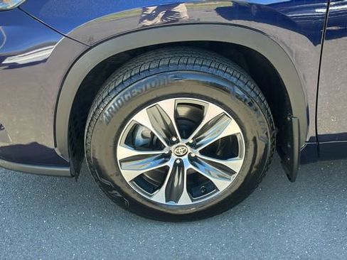Certified 2025 Toyota Highlander XLE AWD/4WD image 8