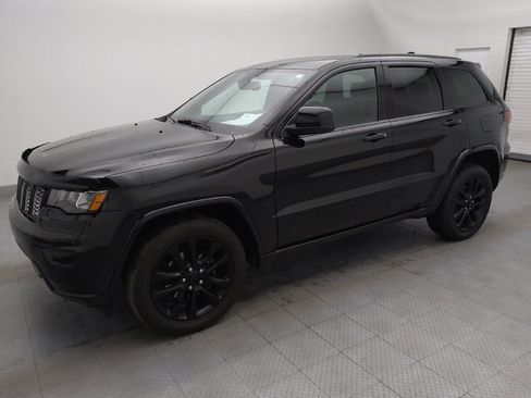 Used 2019 Jeep Grand Cherokee Altitude image 2