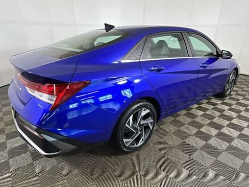 Used 2024 Hyundai Elantra SEL w/ Convenience Package FWD image 3