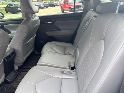 Used 2022 Toyota Highlander XLE AWD/4WD image 14