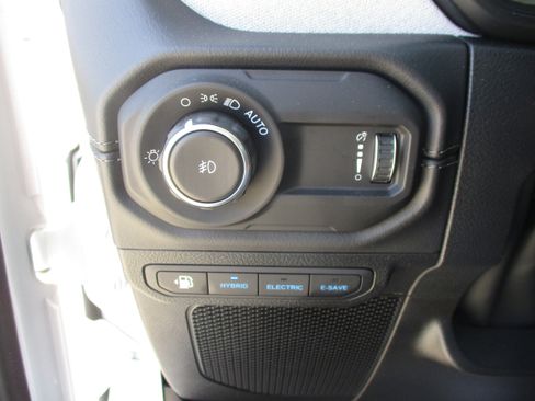 Used 2025 Jeep Wrangler Unlimited Sahara AWD/4WD image 30
