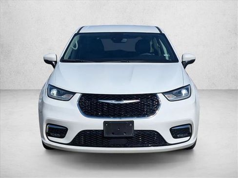 Used 2023 Chrysler Pacifica Touring-L image 2