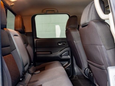 Used 2025 Nissan Frontier SV w/ SV Convenience Package image 6