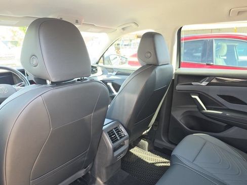 Used 2025 Volkswagen Tiguan SE FWD image 14