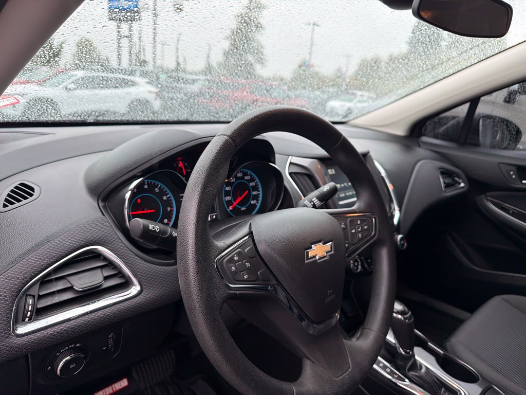 Used 2018 Chevrolet Cruze LT w/ Convenience Package FWD image 10
