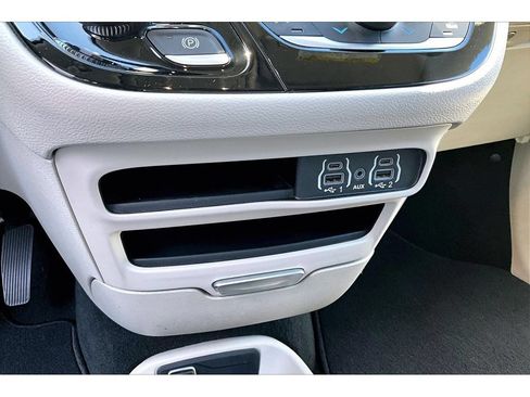 Used 2024 Chrysler Pacifica Touring-L FWD image 33
