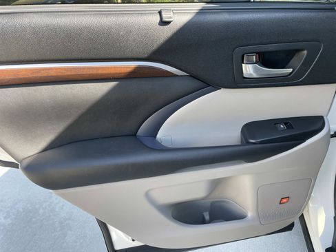 Used 2016 Toyota Highlander Limited image 19
