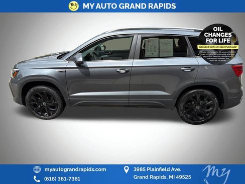 Used 2023 Volkswagen Taos SE w/ Panoramic Sunroof Package AWD/4WD image 4