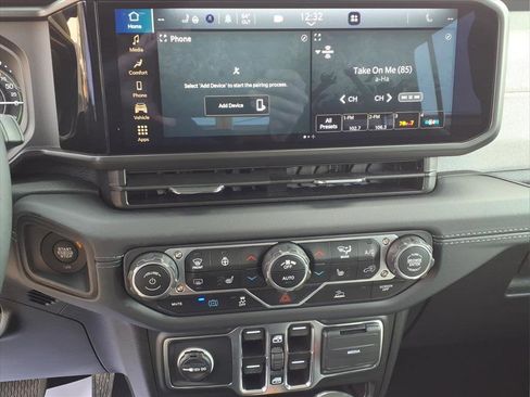 Used 2025 Jeep Wrangler Sahara image 19