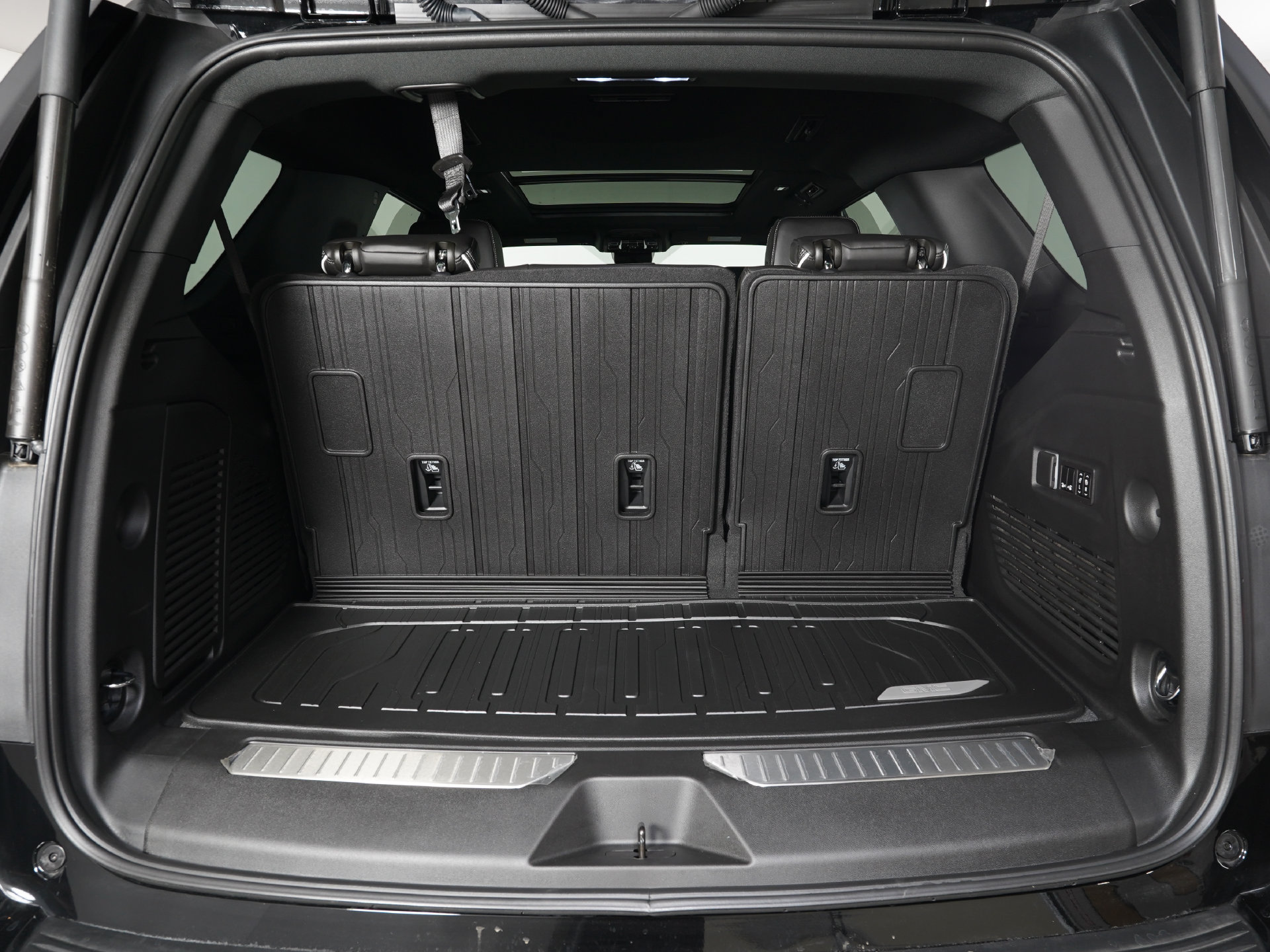 Used 2026 GMC Yukon AT4 Ultimate w/ LPO, Floor Liner Package AWD/4WD image 13