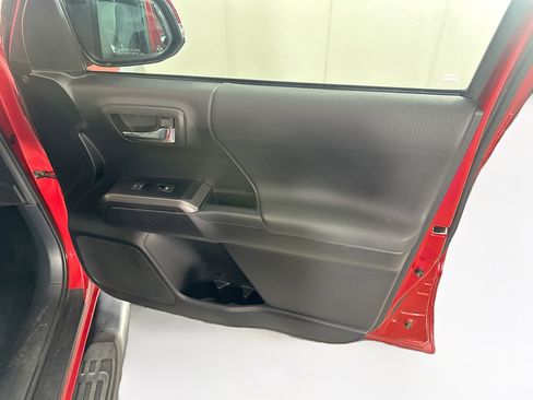 Used 2020 Toyota Tacoma TRD Off-Road w/ Technology Package RWD image 30