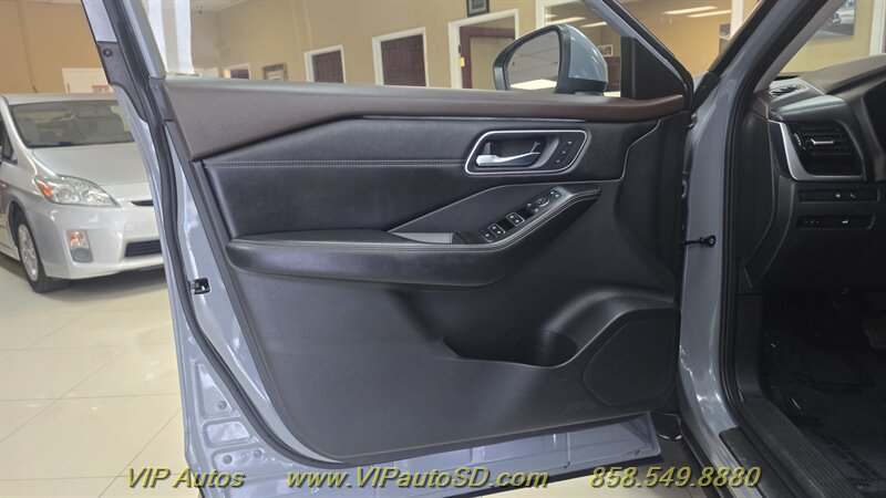 Used 2022 Nissan Rogue Platinum w/ Head-Up Display Package FWD image 11
