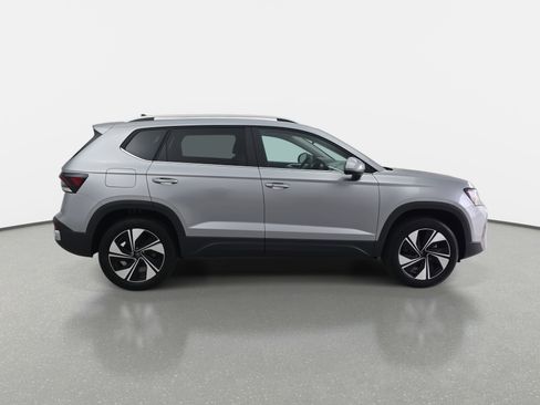New 2026 Volkswagen Taos SE image 2