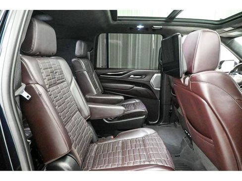 Used 2022 Cadillac Escalade ESV Premium Luxury Platinum image 18