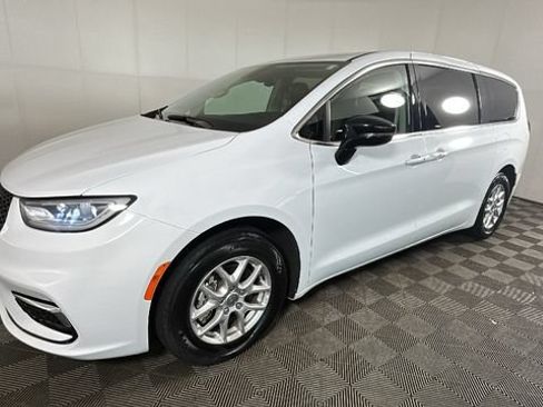 Used 2024 Chrysler Pacifica Touring-L FWD image 6