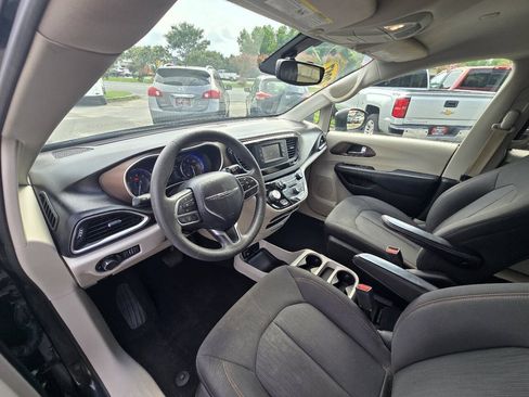 Used 2017 Chrysler Pacifica LX FWD image 21