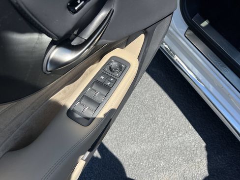 Used 2024 Lexus LS 500 RWD image 17