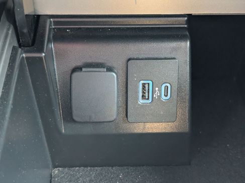 Used 2022 Ford Explorer XLT w/ Equipment Group 202A AWD/4WD image 22