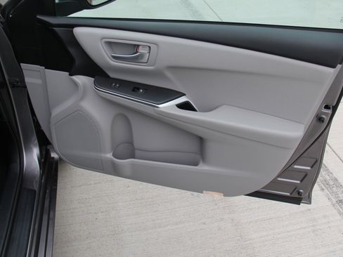 Used 2017 Toyota Camry SE image 24