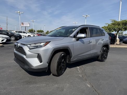 Used 2022 Toyota RAV4 XLE w/ Convenience Package AWD/4WD image 3