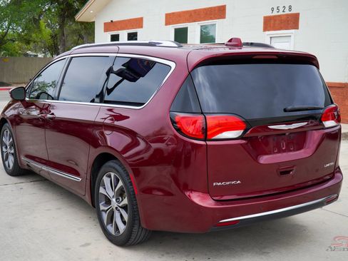 Used 2017 Chrysler Pacifica Limited image 4