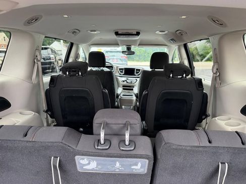 Used 2017 Chrysler Pacifica Touring Plus w/ Tire & Wheel Group FWD image 21