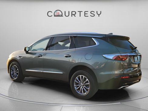 Used 2023 Buick Enclave Essence image 3