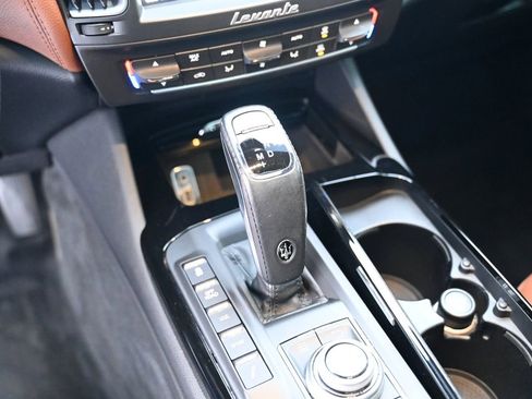 Used 2020 Maserati Levante image 32