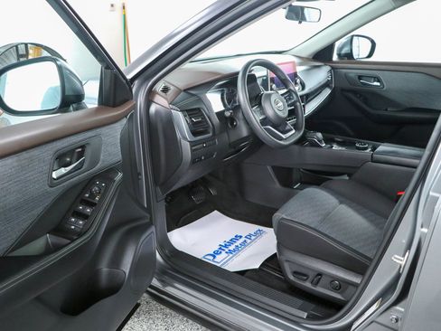 Used 2023 Nissan Rogue SV AWD/4WD image 3