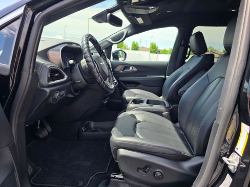 Used 2026 Chrysler Pacifica Select AWD/4WD image 11