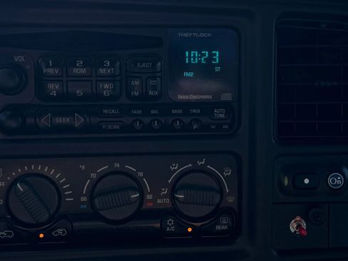 Used 2002 Chevrolet Avalanche 4x4 w/ Off-Road Suspension Pkg image 19