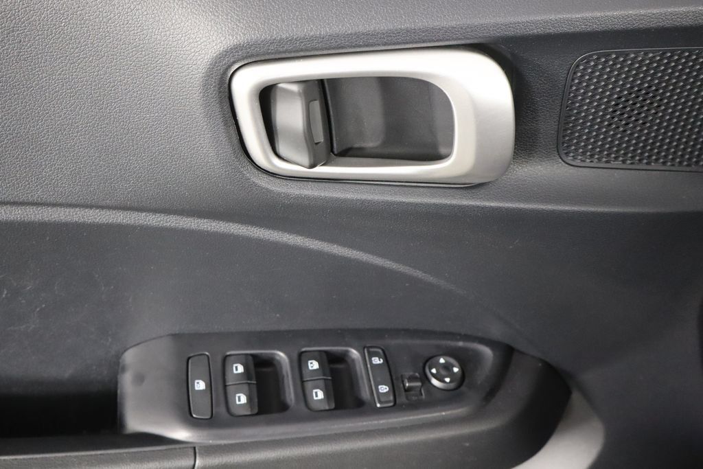 Used 2025 Hyundai Venue SEL FWD image 20