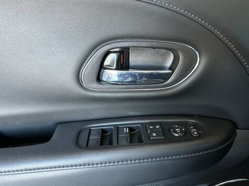 Used 2021 Honda HR-V Touring image 11