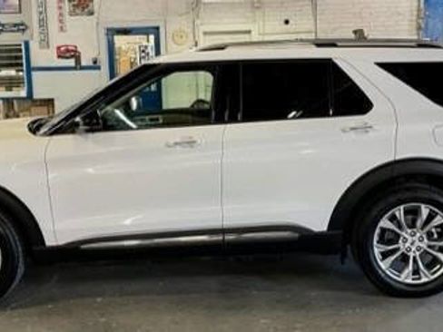 Certified 2022 Ford Explorer Limited w/ Equipment Group 301A AWD/4WD image 3