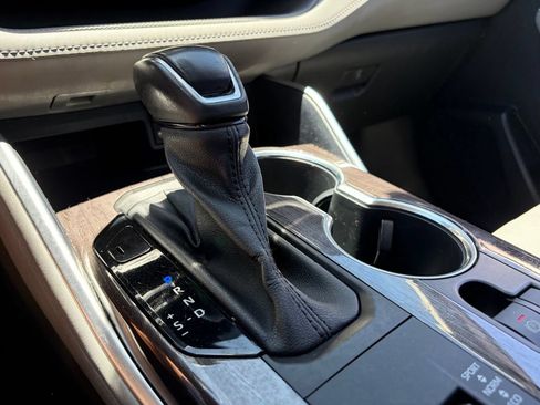 Used 2021 Toyota Highlander Limited FWD image 10