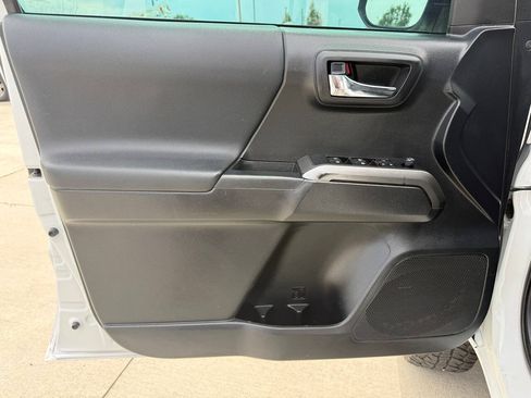 Used 2019 Toyota Tacoma TRD Off-Road w/ Technology Package AWD/4WD image 24