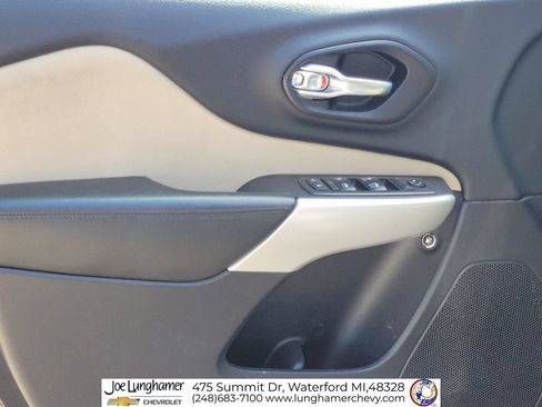 Used 2017 Jeep Cherokee Latitude w/ Safety/Convenience Group FWD image 22