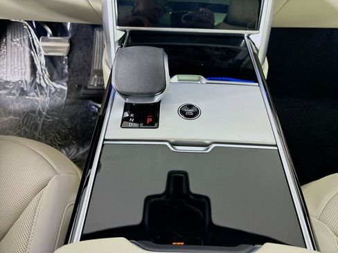 New 2026 Land Rover Range Rover SE image 18