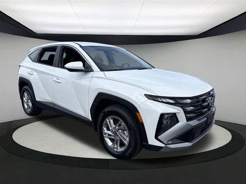 Certified 2025 Hyundai Tucson SE image 2