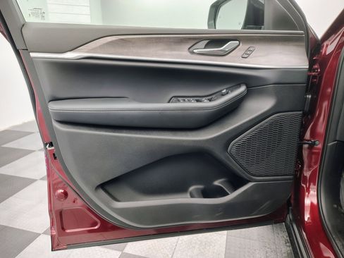 New 2025 Jeep Grand Cherokee L Limited image 17