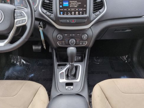 Used 2017 Jeep Cherokee Latitude w/ Safety/Convenience Group FWD image 18