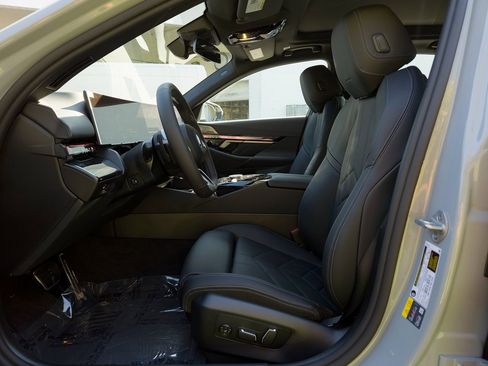 New 2026 BMW 550e xDrive image 11