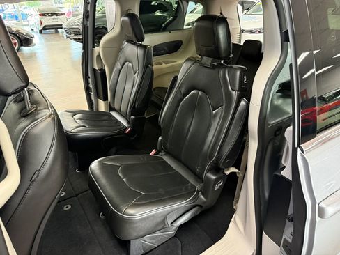 Used 2020 Chrysler Pacifica Limited FWD image 13