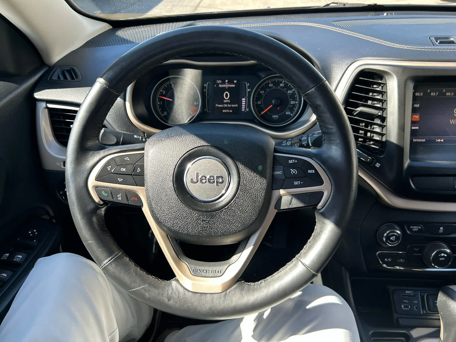 Used 2015 Jeep Cherokee Latitude w/ Cold Weather Group FWD image 14