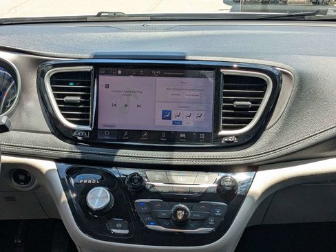 Used 2022 Chrysler Pacifica Touring-L AWD/4WD image 18