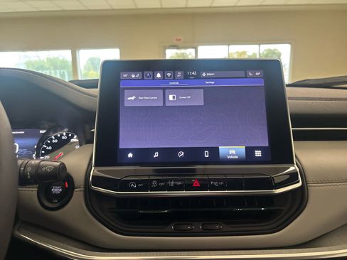 Used 2024 Jeep Compass Limited image 37