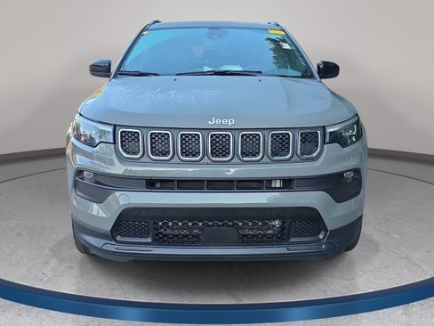 Used 2023 Jeep Compass Latitude w/ Sun and Sound Group AWD/4WD image 4